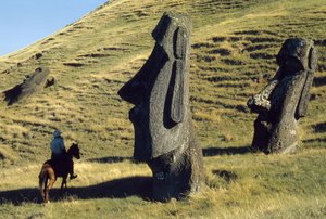 Monolity na Velikonočním ostrově zvané moai ve vulkanické krajině jsou starobylými strážci...
