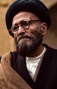 Íránský šíitský duchovní s brýlemi a turbanem