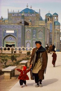 Návštěvníci mešity a mauzolea v Mazar-i-Sharif, Masjid-e-Kabud aka Rawze-e-Sharif...