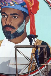 Dělníci udržují obří nástěnnou malbu Qaboos bin Said Al Said, sultán Ománu byl sultánem...