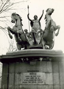 Boadicea a její dcery, bronzová sochařská skupina, 1885 od Thomas Thornycroft