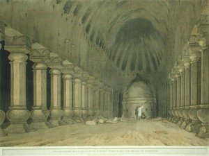 Interiér vykopaného hinduistického chrámu na ostrově Salsette, deska 63 z „Oriental Scenery: Twenty Four Views in Hindoostan“, vydané v roce 1800 (barevné litho) od Thomas und William Daniell