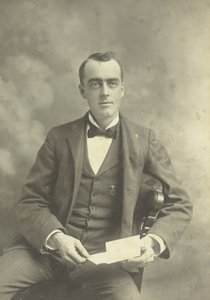 Portrét sedícího muže bez názvu, 18801899. od Thompson Studio