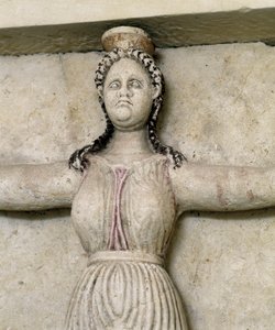 Thrácká hrobka Sveshtari, detail sochy ženy v Atlasu, 3. století před naším letopočtem (kamenná socha)