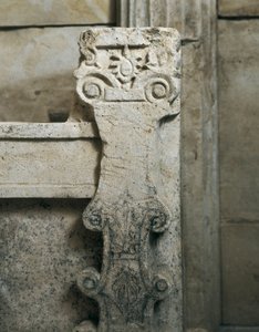 Thrácká hrobka Sveshtari, detail architektury v blízkosti sarkofágu, 3. století před naším letopočtem (kamenná socha)