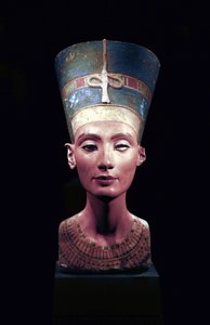 Busta Nefertiti (C1370- C1330 př.nl) Velká královská manželka (hlavní konsort) k egyptskému faraonovi Akhenatenovi. Nefertiti a její manžel byli známí náboženskou revolucí. Začali uctívat jediného boha, Atona, sluneční kotouč. od Thutmose Thutmose