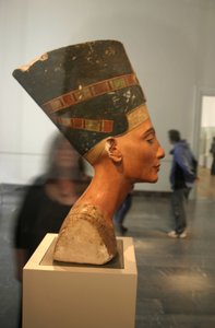 Busta Nefertiti (c1370-c1330 př.nl) Velká královská manželka (hlavní choť) egyptského faraona Achnatona. Nefertiti a její manžel byli známí náboženskou revolucí. Začali uctívat jediného boha, Atona, sluneční kotouč. od Thutmose Thutmose