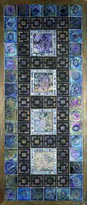 Skleněný panel Favrile, tvarovaný květinami a geometrickými vzory, 20. století