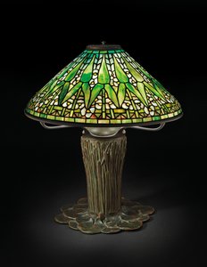 Stolní lampa Arrowhead, cca 1910 (olovnaté sklo a bronz) od Tiffany and Company