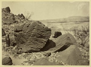 Skála vytesaná unášeným pískem, pod skálou Fortification Rock, Arizona od Timothy O