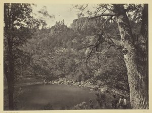 Pohled na jezero Apache, pohoří Sierra Blanca, Arizona