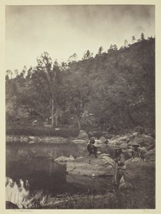 Pohled na jezero Apache Lake, Sierra Blanca Range, Arizona, dva apačští skauti v popředí
