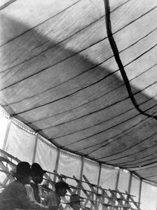 Cirkusový stan (Velký ruský cirkus), Mexico City, 1924 od Tina Modotti