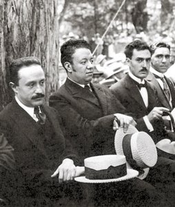 Jose Vasconcelos a Diego Rivera během venkovní akce v parku Chapultepec, Mexico City, 1921 od Tina Modotti