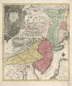 Reliéf zobrazený obrázkově. Také pokryje novou Anglii (zkreslený) a severní Chesapeake oblast. název v latině; poznámky v němčině a latině; legenda v latině, němčině a angličtině. Neidentifikovaný poledník. Provincie označené plk. myje; provincie a kraj bo od Tobias Conrad Lotter