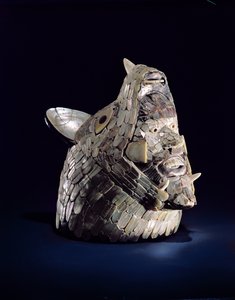 Hlava zvířete s lidskou hlavou v otevřených čelistech, nalezeno v Tula, Hidalgo, Mexiko, raná poklasická doba (900-1250) (keramika s perleťovou mozaikou)