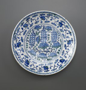 Miska s designem hroznů, Iznik, Osmanská dynastie (keramika)