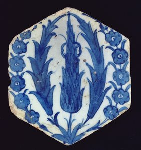 Šestihranná dlaždice Isnik s cypřiši a švestkou, 1560-70 (keramika s barevnou podglazurou) od Turkish School