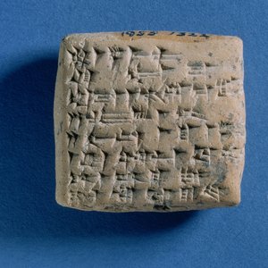 Na desce je vyrytý dopis od Tirirsamy králi Niqmepovi z Atshany, 14. století př. n. l. (pálená hlína) od Turkish School