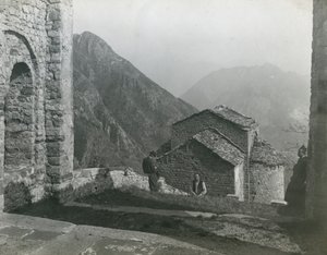 Opatství San Pietro al Monte, Civate, Lombardie, Itálie, fotografie Ugo Monneret de Villard, kolem roku 1910 od Ugo Monneret de Villard