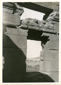 Architektura v chrámu, Naqa, Súdán, fotografie Ugo Monneret de Villard od Ugo Monneret de Villard