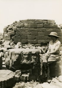 Podstavec sloupu zdobený božskými postavami, Velká ohrada, Musawwarat es Sufra, Súdán, fotografie Ugo Monneret de Villard od Ugo Monneret de Villard