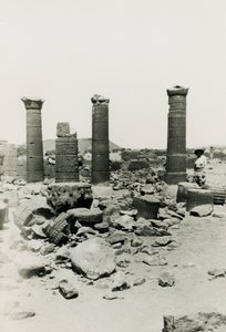 Sloupy a ruiny chrámu ve Velké ohradě, Musawwarat es Sufra, Súdán, fotografie Ugo Monneret de Villard od Ugo Monneret de Villard