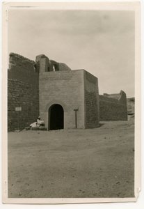 Východní brána a věž kláštera svatého Simeona, Asuán, Egypt, fotografie Ugo Monneret de Villard