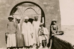 Čtyři dělníci, architekt Ferdinando Reggiori a archeolog Ugo Monneret de Villard v klášteře svatého Simeona, Asuán, Egypt, fotografie Ugo Monneret de Villard od Ugo Monneret de Villard