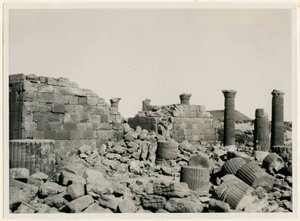 Velká ohrada, pohled na zdi a sloupy Velkého chrámu, Musawwarat es Sufra, Súdán, fotografie Ugo Monneret de Villard od Ugo Monneret de Villard