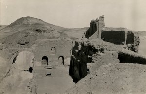 Velká pevnost (kasr) kláštera svatého Simeona, pohled na chodbu před jejím vykopáním, Asuán, Egypt, fotografie Ugo Monneret de Villard od Ugo Monneret de Villard