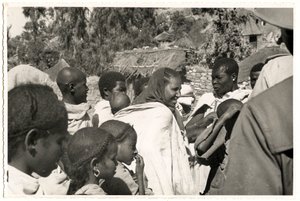 Muži, ženy a děti v Axumu, Etiopie, fotografie Ugo Monneret de Villard od Ugo Monneret de Villard