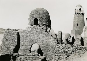 Minaret al-Mašhad al-Bahárí a ruiny mešity, poblíž Asuánu, Egypt, fotografie Ugo Monneret de Villard od Ugo Monneret de Villard