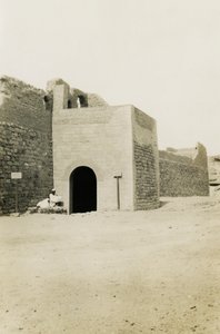 Klášter svatého Simeona, pohled na bránu a orientální věž, Asuán, Egypt, fotografie Ugo Monneret de Villard od Ugo Monneret de Villard