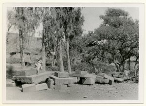 Zbytky kamenných plošin, známých také jako královské trůny, Axum, Etiopie, fotografie Ugo Monneret de Villard od Ugo Monneret de Villard
