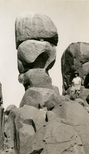 Skály v Goz Regeb, Súdán, fotografie Ugo Monneret de Villard, asi 1925 od Ugo Monneret de Villard