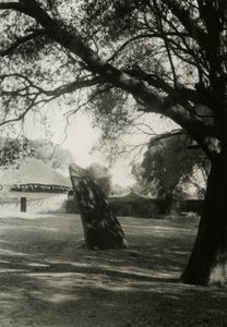 Stéla v Axumu, Etiopie, fotografie Ugo Monneret de Villard, asi 1937 od Ugo Monneret de Villard