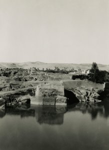 Chrámové ruiny na ostrově Elephantine s Kleopatřinou lázní v popředí, Asuán, Egypt, fotografie Ugo Monneret de Villard od Ugo Monneret de Villard