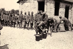 Rakouští zajatci v Bagnaria Arsa, Udine, Itálie, 02.04.1916 (čb foto)