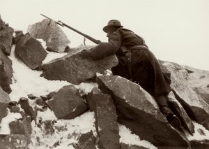 Strážní služba na Adamellu během první světové války (černobílá fotografie)