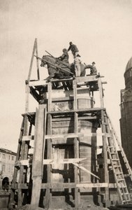 Jezdecký památník "Gattamelata" v rekonstrukci v Padově během první světové války