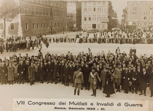 "VIII. kongres zmrzačených a válečných invalidů - Řím, leden 1933 - 11" (černobílá fotografie) od Umberto Palleschi