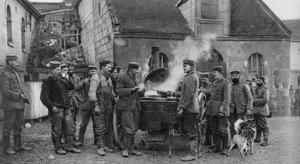 Polní kuchyně německé armády ve francouzské vesnici, první světová válka, 1915 od Unbekannt