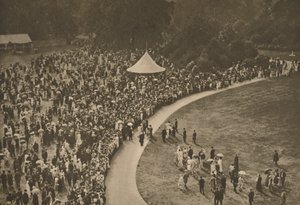 Letmý pohled na jednu z výročních královských zahradních slavností mezi roubenými trávníky Buckinghamského paláce, od Unbekannt