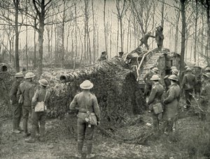 Landship přinášející pod kamufláží německé námořní dělo ráže 5,9, 1919. od Unbekannt
