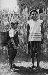Pár Moi uvnitř vesnické palisády, Afrika, 1922 od Unbekannt