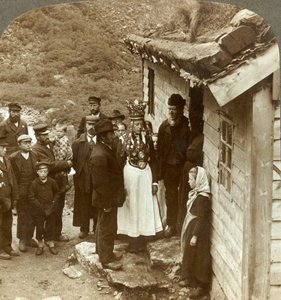 Nevěsta a ženich z Nordfjordu s hosty a rodiči u dveří domu, Brigsdal, Norsko, c1905. od Unbekannt