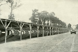Park britských tanků těsně za frontovou linií, 1919. od Unbekannt