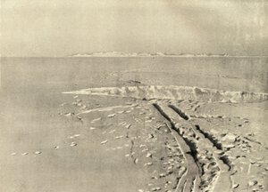 A Typical Crevasse on Level Surface, c1908, 1909. od Unbekannt