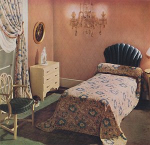 Přehoz Vantona Court dodává této ložnici luxusní nádech, 1942 od Unbekannt